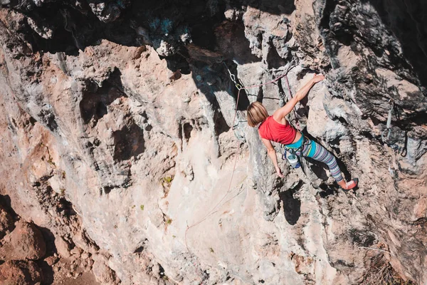 Una Mujer Sube Roca Atleta Entrena Relieve Natural Escalada Roca — Foto de Stock