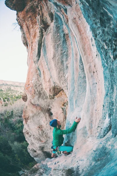 Une Femme Grimpe Rocher Escalade Dans Nature Fitness Extérieur Mode — Photo