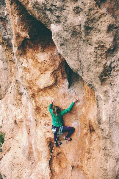 Bir Kaya Tırmanışçısı Kız Bir Tırmanış Yapıyor Doğada Spor Açık — Stok fotoğraf