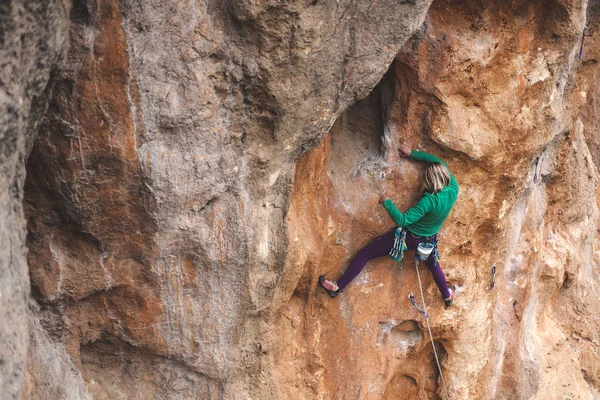 Alpinista Numa Rocha Rapariga Está Fazer Uma Subida Desportos Natureza — Fotografia de Stock