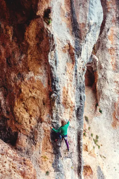 Escalador Una Roca Chica Está Haciendo Ascenso Deportes Naturaleza Estilo —  Fotos de Stock