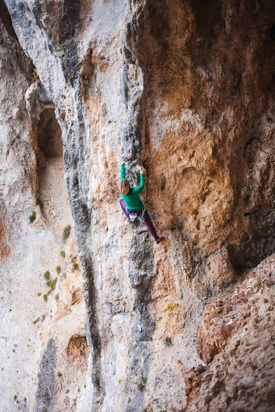 Bir Kaya Tırmanışçısı Kız Bir Tırmanış Yapıyor Doğada Spor Açık — Stok fotoğraf
