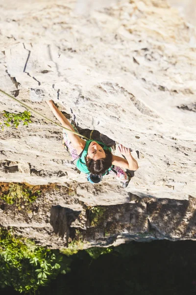 Kız Rock Tırmanıyor Bir Kadın Fitness Doğada Devreye Girer Aşırı — Stok fotoğraf