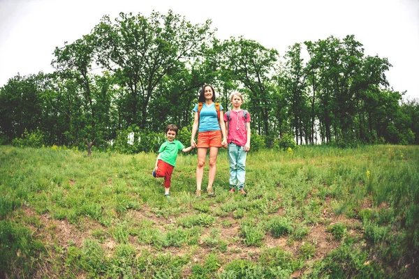 Una Mujer Con Hijos Hace Senderismo Viajar Con Familia Niño — Foto de Stock