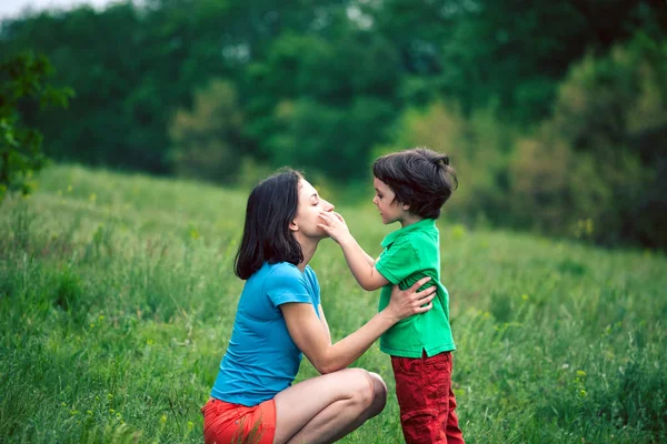 Chłopiec Komunikuje Się Matką Przyrodzie Kobieta Słucha Jej Syna Spacer — Zdjęcie stockowe