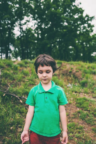 Retrato Rapaz Criança Caminha Parque Miúdo Bonito Floresta — Fotografia de Stock