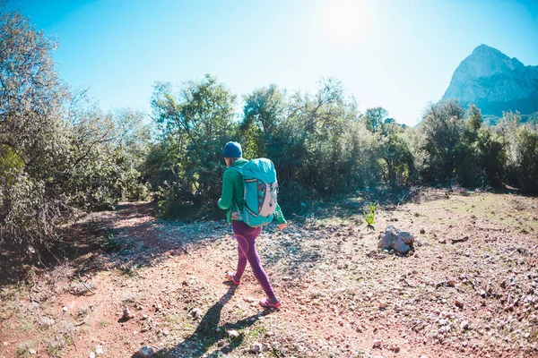 Uma Mulher Está Viajando Com Uma Mochila Redor Turquia Caminhe — Fotografia de Stock