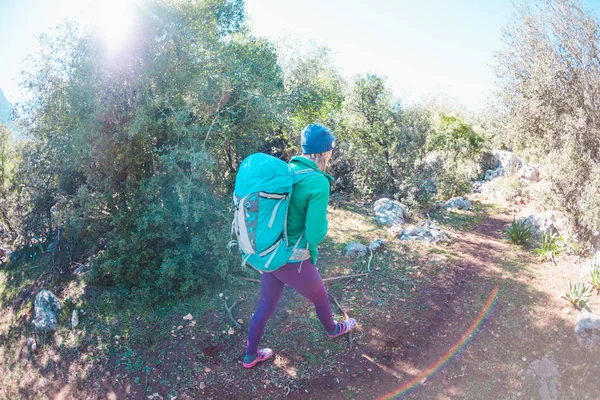 Uma Mulher Está Viajando Com Uma Mochila Redor Turquia Caminhe — Fotografia de Stock