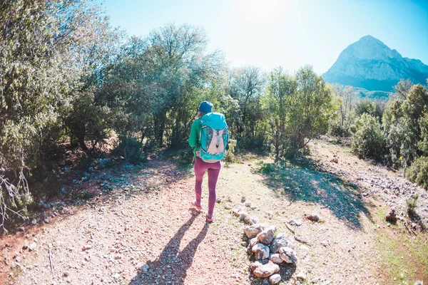 Una Donna Viaggia Con Uno Zaino Giro Turchia Passeggiata Lungo — Foto Stock