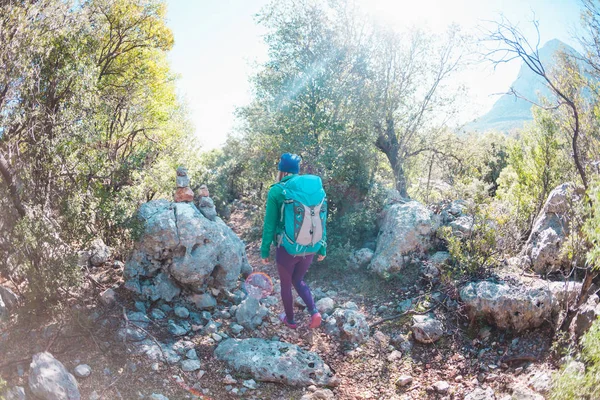 Kvinna Reser Med Ryggsäck Runt Turkiet Promenera Längs Bergsstig Flicka — Stockfoto