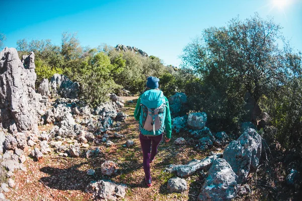 Una Mujer Viaja Con Una Mochila Alrededor Turquía Camina Por — Foto de Stock