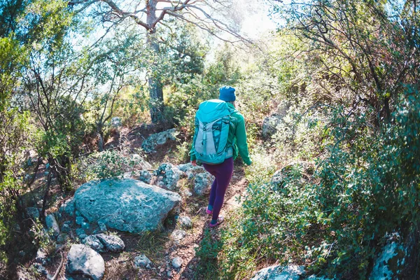 Una Mujer Viaja Con Una Mochila Alrededor Turquía Camina Por — Foto de Stock