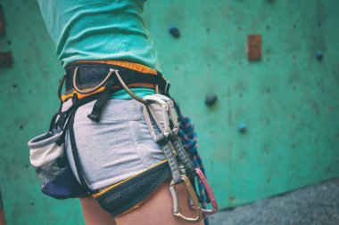 Dağcı rota tırmanmaya hazırlanıyor. Çıkış için hazırlık. Magnesia sporcunun belden için çanta. Bacak ve kalça eğitimli bir kadın.