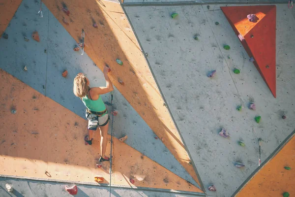 Альпініст Тренується Штучному Рельєфі Жінка Піднімається Скелелазіння Стіні Вулиці Тренування — стокове фото