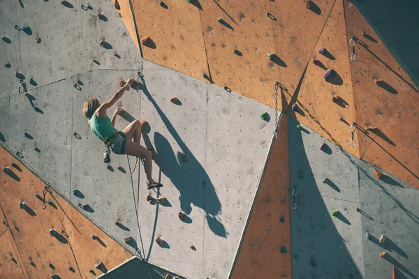 Escalador Entrena Relieve Artificial Una Mujer Sube Una Ruta Escalada —  Fotos de Stock