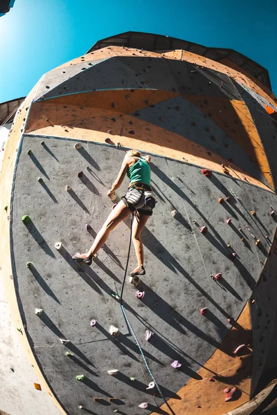 Альпініст Тренується Штучному Рельєфі Жінка Піднімається Скелелазіння Стіні Вулиці Навчання — стокове фото