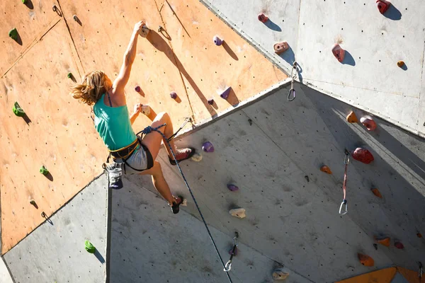 Escalador Entrena Relieve Artificial Una Mujer Sube Una Ruta Escalada — Foto de Stock