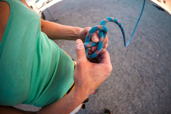 Grimpeur Prépare Gravir Route Femme Tient Une Corde Sécurité Assurance — Photo