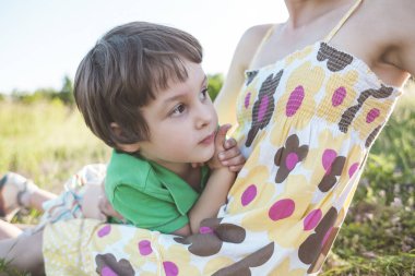 Oğlan ve annesi çayırda yalan söylüyorsun. Bir kadın ve oğlu batan güneşin alanına yürüyor. Çocuk ile anne doğa üzerinde zaman harcıyor.