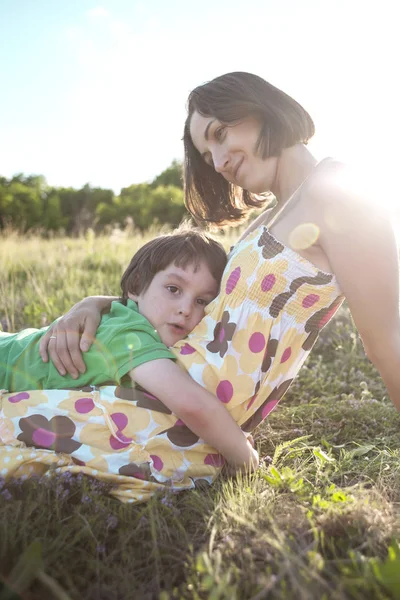 Portret Chłopca Dziecko Leży Matki Łące Kobieta Jej Syn Spacery — Zdjęcie stockowe