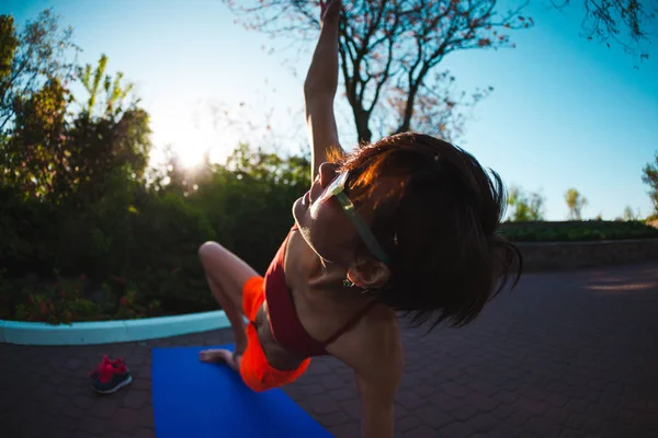 Yoga Las Calles Ciudad Una Chica Hace Ejercicios Amanecer Una —  Fotos de Stock