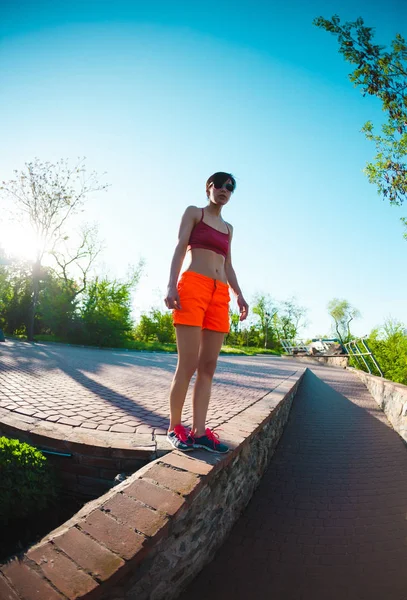 Chica Camina Por Parapeto Una Mujer Está Haciendo Deportes Parque —  Fotos de Stock