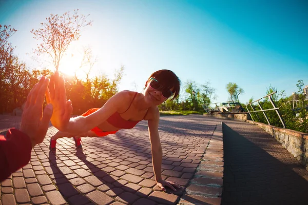 Yoga Las Calles Ciudad Una Chica Hace Ejercicios Amanecer Una — Foto de Stock