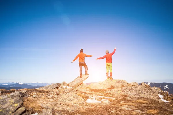 Dağcı Dağın Zirvesine Tırmandı Sevinirler Onun Başarısında Erkekler Mavi Gökyüzü — Stok fotoğraf