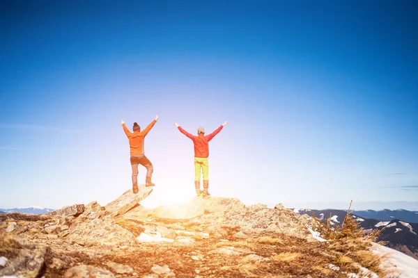 Dağcı Dağın Zirvesine Tırmandı Sevinirler Onun Başarısında Erkekler Mavi Gökyüzü — Stok fotoğraf