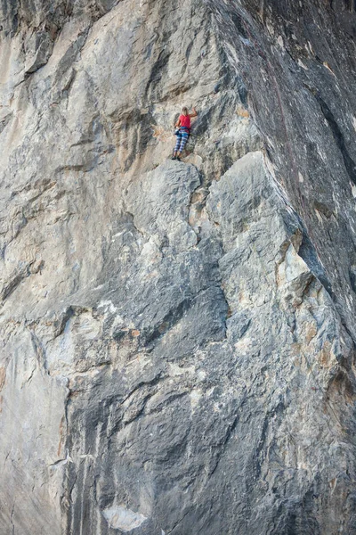 女人在岩石上 登山者在自然的救济中训练 积极的生活方式 攀登在自然 — 图库照片