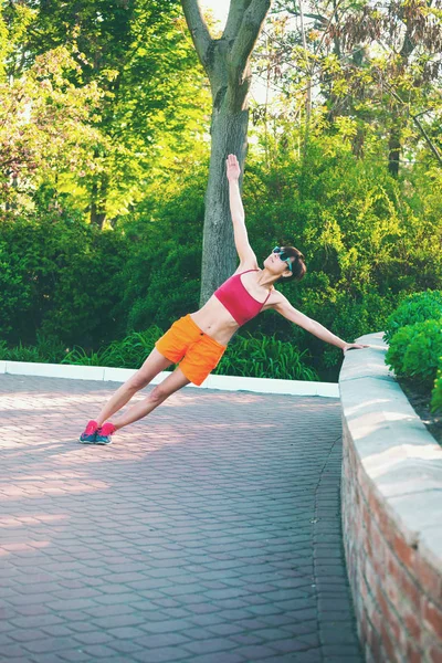 Ragazza Impegnata Yoga Del Mattino Una Donna Sta Allenando Nel — Foto Stock