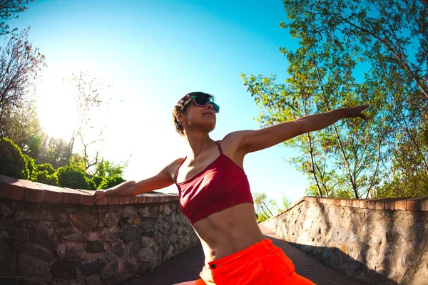 Pigen Engageret Morgen Yoga Kvinde Træner Parken Strækker Mig Aktiv - Stock-foto