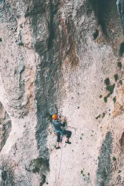 Hombre Con Casco Sube Roca Escalada Naturaleza Fitness Aire Libre —  Fotos de Stock