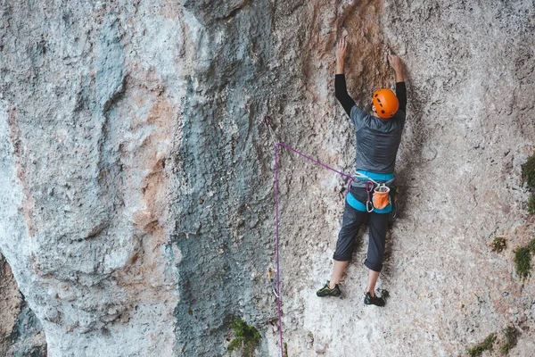 Hombre Con Casco Sube Roca Escalada Naturaleza Fitness Aire Libre — Foto de Stock