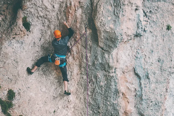 Ένας Άντρας Κράνος Σκαρφαλώνει Στο Βράχο Αναρρίχηση Στη Φύση Γυμναστική — Φωτογραφία Αρχείου