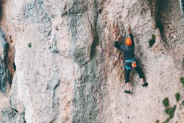 Hombre Con Casco Sube Roca Escalada Naturaleza Fitness Aire Libre —  Fotos de Stock