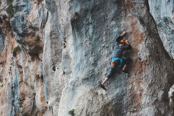 Kasklı Bir Adam Kayaya Tırmanıyor Doğaya Tırmanmak Spor Salonu Açık — Stok fotoğraf