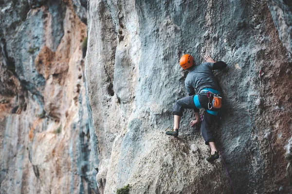 Hombre Con Casco Sube Roca Escalada Naturaleza Fitness Aire Libre —  Fotos de Stock