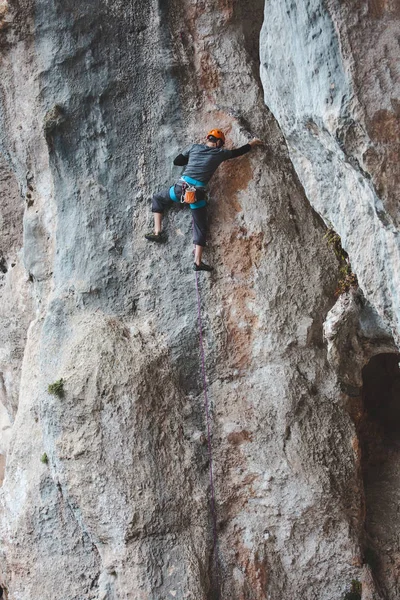 Homem Capacete Sobe Rocha Escalada Natureza Fitness Livre Estilo Vida — Fotografia de Stock