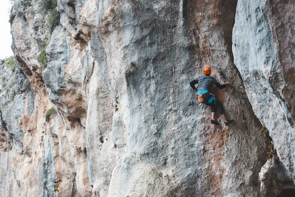 Hombre Con Casco Sube Roca Escalada Naturaleza Fitness Aire Libre — Foto de Stock