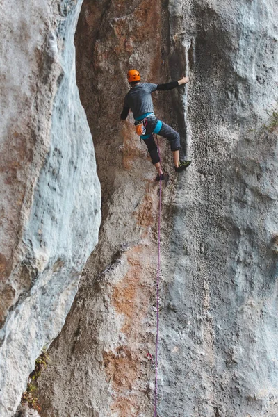 Een Man Met Een Helm Beklimt Rots Klimmen Natuur Fitness — Stockfoto