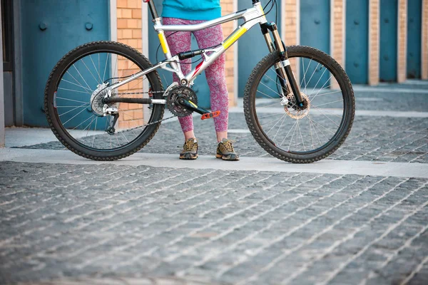 Une Fille Avec Vélo Une Femme Tient Près Vélo Dans — Photo