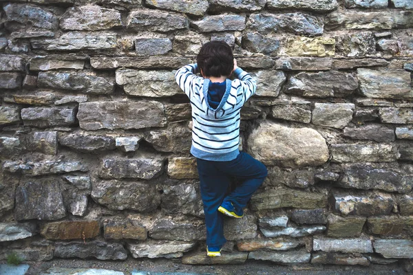Huzursuz Bir Çocuk Topluca Çocuk Antik Taş Çit Tırmanıyor Çocuk — Stok fotoğraf