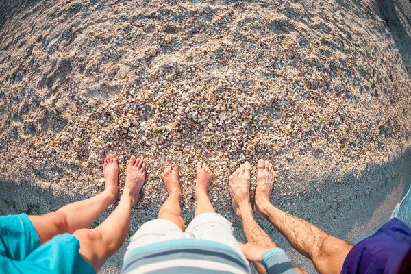 Piedi Una Spiaggia Sabbia Vacanza Famiglia Mare Mamma Papà Bambino — Foto Stock