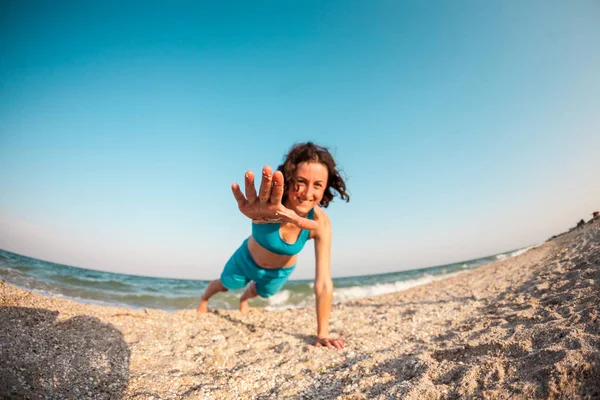여자는 해변에 밖으로 Wriggles 여자는 해변에서 자연에서 휘트니스입니다 운동을 날씬한 — 스톡 사진