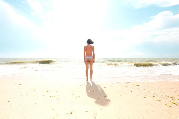 Een Meisje Een Wandeling Langs Het Strand Een Vrouw Staat — Stockfoto