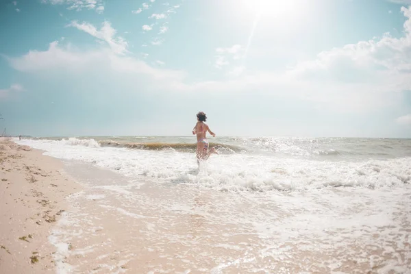 Ένα Κορίτσι Είναι Περπάτημα Κατά Μήκος Της Παραλίας Μια Γυναίκα — Φωτογραφία Αρχείου