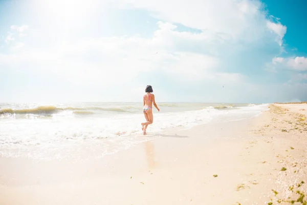 Een Meisje Een Wandeling Langs Het Strand Een Vrouw Staat — Stockfoto