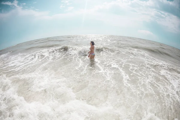 Rapariga Vai Para Água Mar Mulher Banhar Oceano Descanso Costa — Fotografia de Stock