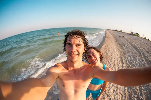 Selfi Playa Hombre Una Mujer Son Fotografiados Costa Del Océano — Foto de Stock